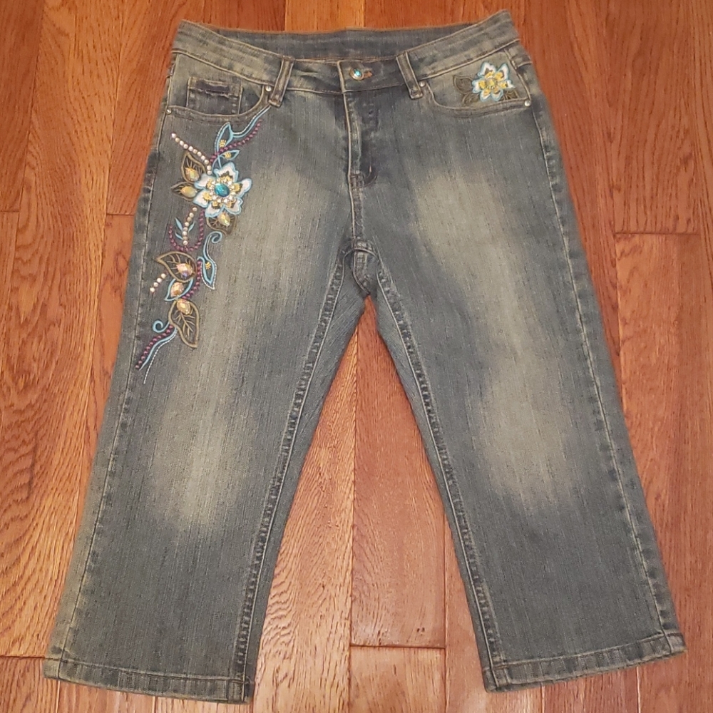 NWOT Size 6 rhinestone jean capri